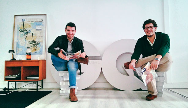 Da esq. para a dir.: José Morais e Filipe Santa-Bárbara, na redação da GQ Portugal.