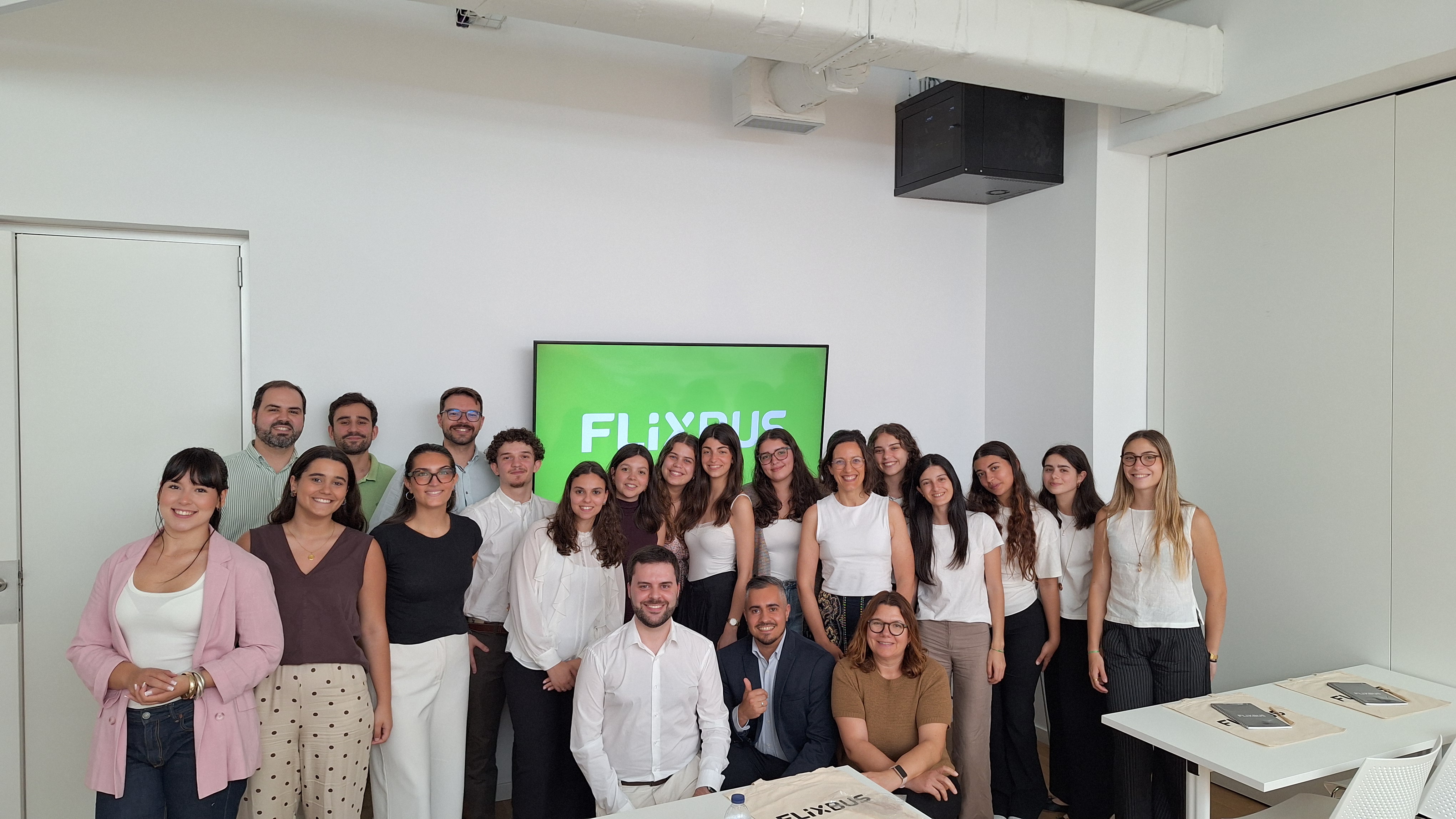 Fotografia de Grupo com os 24 estudantes apresentaram ideias à FlixBus