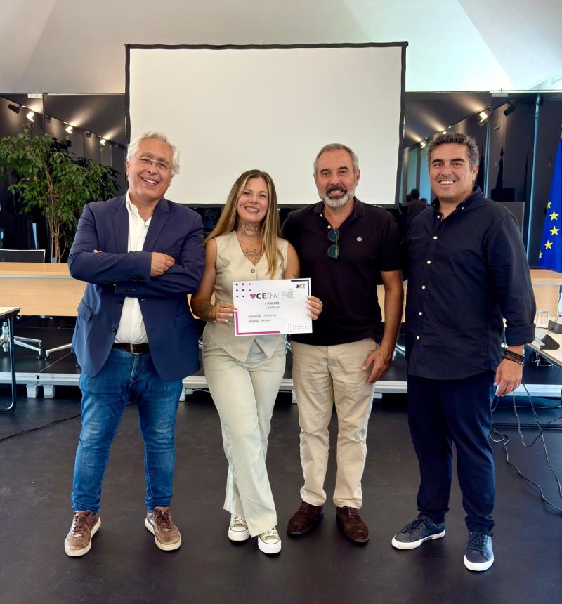 Professor Paulo Tinta, a recém-licenciada Catarina Russo, o Professor Manuel Batista e o Vice-Presidente da ESCS, Henrique Silva - Fotografia da autoria da recém-licenciada Catarina Russo