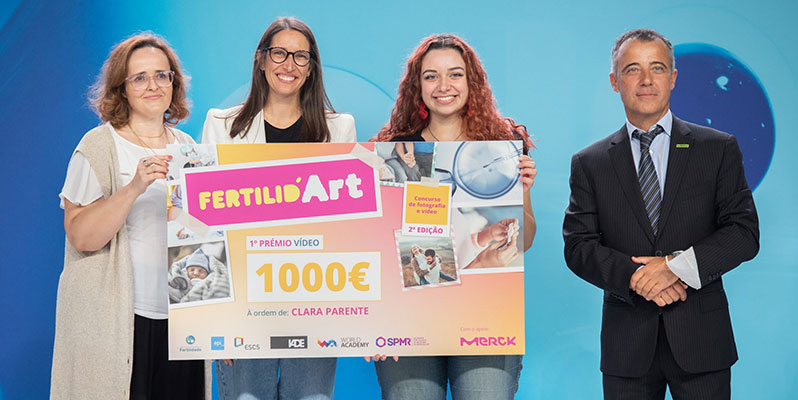 Clara Parente e representantes do concurso com o cheque do prémio.