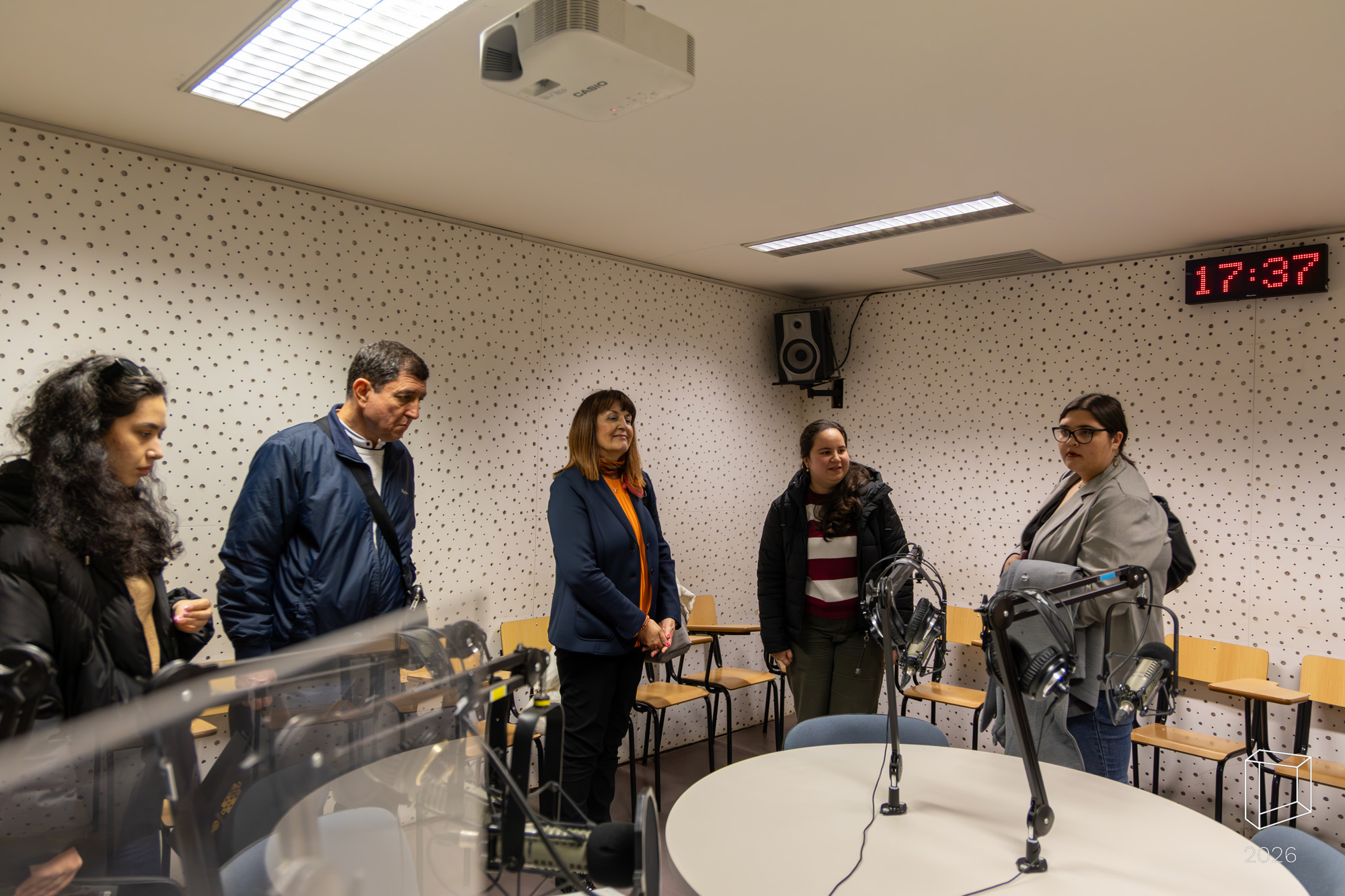 Investigadores da Sofia University e a Reitora, Prof. Vesselina Valkanova, acompanhados por Ana Marques, do Serviço de Comunicação, durante a visita às instalações da ESCS.