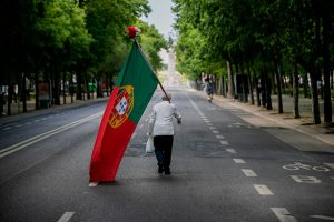 Homem que subiu Av. 25 de abril