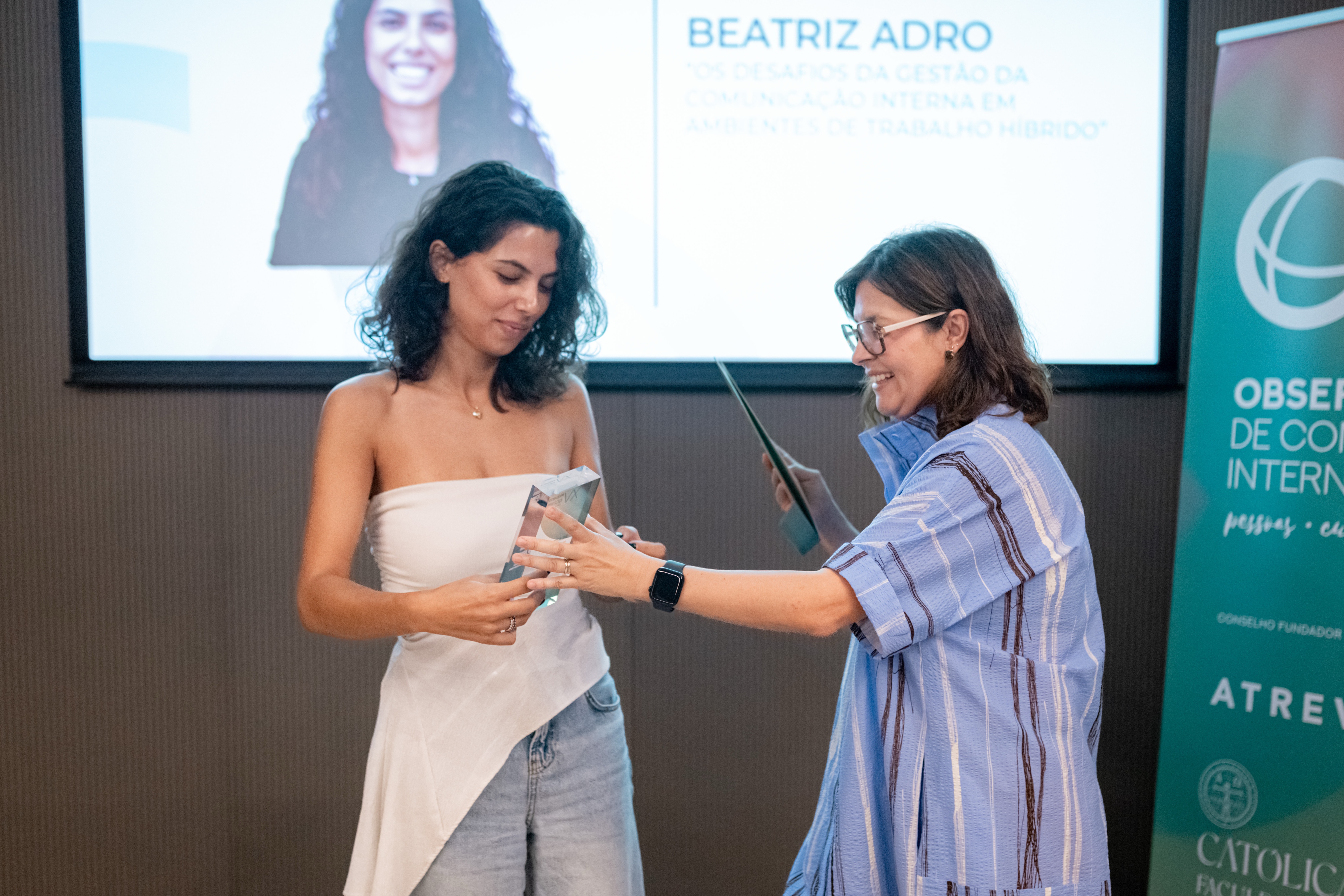 Beatriz Adro recebe o prémio de Melhor Trabalho Académico Geral, na XV edição dos Prémios do OCI