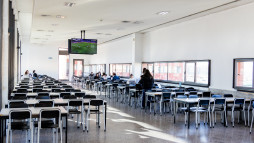 Fotografia da Cantina da ESCS, com mesas e espaço para refeição.