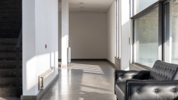 Fotografia de um corredor para os serviços académicos e a tesouraria.