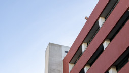 Imagem do canto da Escola e o céu azul.