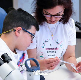 cientista regressa à escola