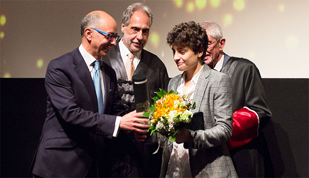 O Presidente da ESCS, Prof. Doutor Jorge Veríssimo, entregou a medalha a Leonor Teles.