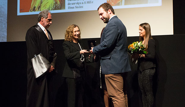 A Prof.ª Doutora Anabela de Sousa Lopes, Vice-Presidente da ESCS entregou a medalha a João de Almeida Dias.