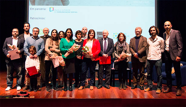 Os vencedores do Prémio AMI – Jornalismo Contra a Indiferença com o júri.