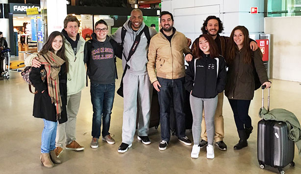 Os alunos da Boston Emerson College, com o Prof. Doutor César Neto e os alunos da ESCS, na partida de Lisboa.