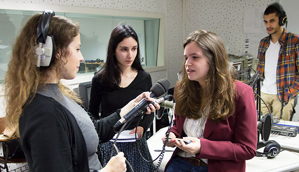 Parte dos alunos envolvidos na “Operação Marcelo” participaram, também, na emissão especial do programa “As Donas da Casa”, transmitida a partir da ESCS. Na fotografia, Ana Luísa Alves entrevista Inês Ameixa, que explicou o projeto, em direto, para a Antena 3.