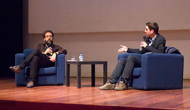 Pedro Dias de Almeida, editor da secção de Cultura da revista Visão, e Rúben Martins, aluno da ESCS.