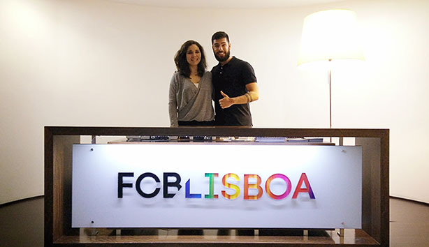A dupla trabalha na agência publicitária FCB Lisboa, onde Gonçalo é Diretor de Arte.