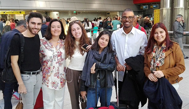A Prof.ª Doutora Fernanda Bonacho, coordenadora da licenciatura em Jornalismo, foi ao aeroporto despedir-se dos alunos, em representação da ESCS.