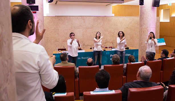 O projeto Mãos que Cantam trata-se de um coro composto por pessoas surdas.