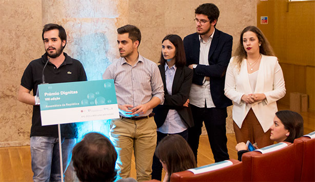 Tomás Albino Gomes, Ruben Tiago Pereira, Rita Fernandes, João Francisco Gomes e Ana Luísa Alves receberam o Prémio Dignitas Jornalismo Universitário.