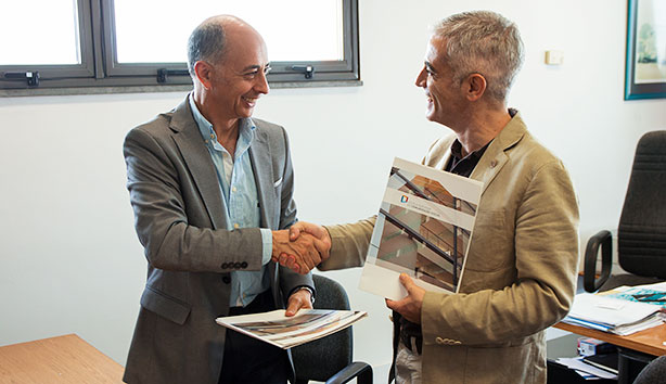 O Prof. Doutor Jorge Veríssimo, Presidente da ESCS, e o Dr. João Lázaro, Presidente da APAV, na assinatura do protocolo.