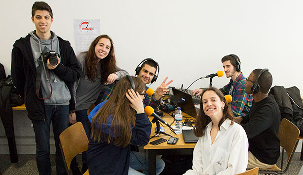 Os locutores da ESCS FM conduziram a emissão a partir das mesas do piso -1 da Escola.
