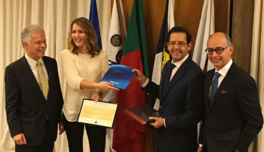 Manuela Baptista Coelho a receber o Prémio Couro Azul do Rotary Club Lisboa-Estrela.