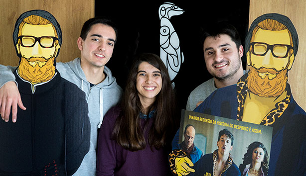 Os escsianos João Ruivo, Mariana Lamas e Tiago Eleutério com o personagem da campanha.