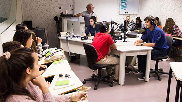 No workshop “Os Jornalistas e a Rádio”, os jovens assistiram a uma aula do Prof. Francisco Sena Santos, na qual simularam entrevistas com os alunos da disciplina de Ateliê de Jornalismo Radiofónico.